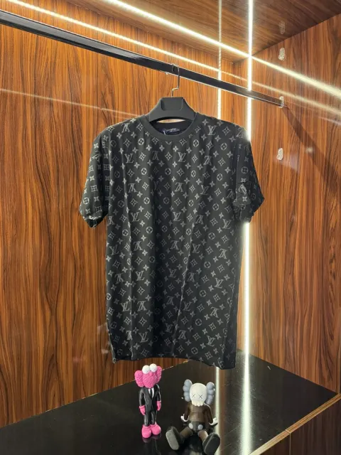 Louis Vuitton Kabartma Monogram Baskı T-Shirt, Siyah