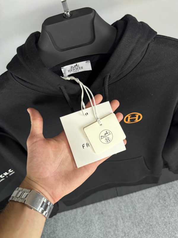 Hermes Nakış Turuncu Logo Hoodie | Siyah - Image 4