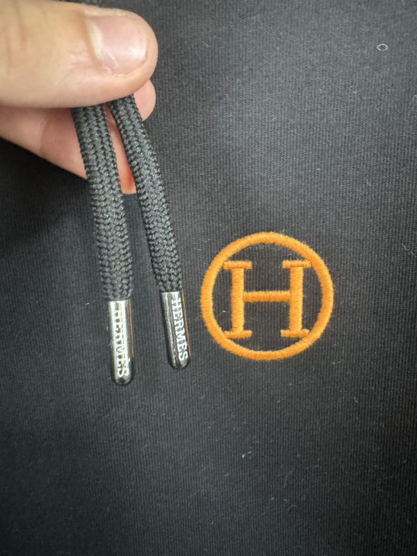 Hermes Nakış Turuncu Logo Hoodie | Siyah - Image 6