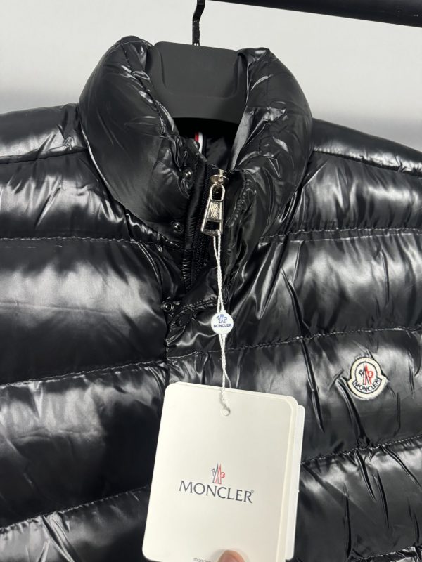 Moncler NFC Logo Düğmeli Puffer Yelek | Siyah - Image 4