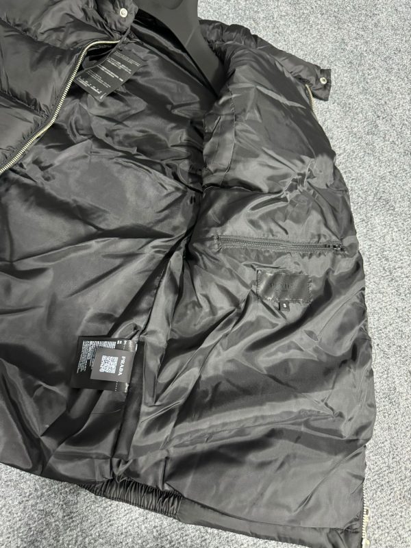 Prada Metal Logo Puffer Yelek | Siyah - Image 4