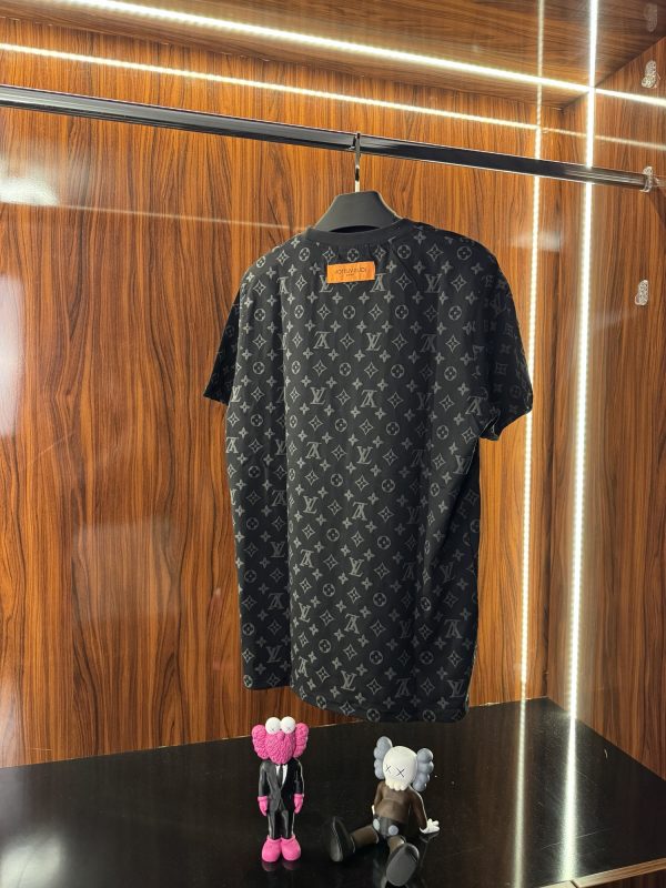 Louis Vuitton Kabartma Monogram Baskı T-Shirt | Siyah (lv07) - Görsel 5