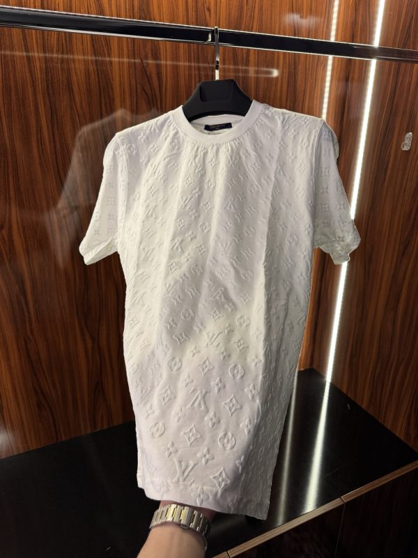 Louis Vuitton Kabartma Monogram Baskı T-Shirt | Beyaz (lv07) - Görsel 3