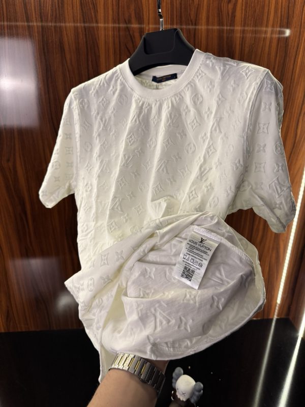 Louis Vuitton Kabartma Monogram Baskı T-Shirt | Beyaz (lv07) - Görsel 4