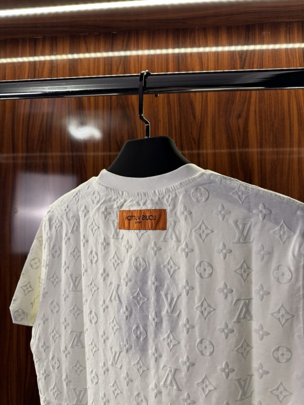 Louis Vuitton Kabartma Monogram Baskı T-Shirt | Beyaz (lv07) - Görsel 5