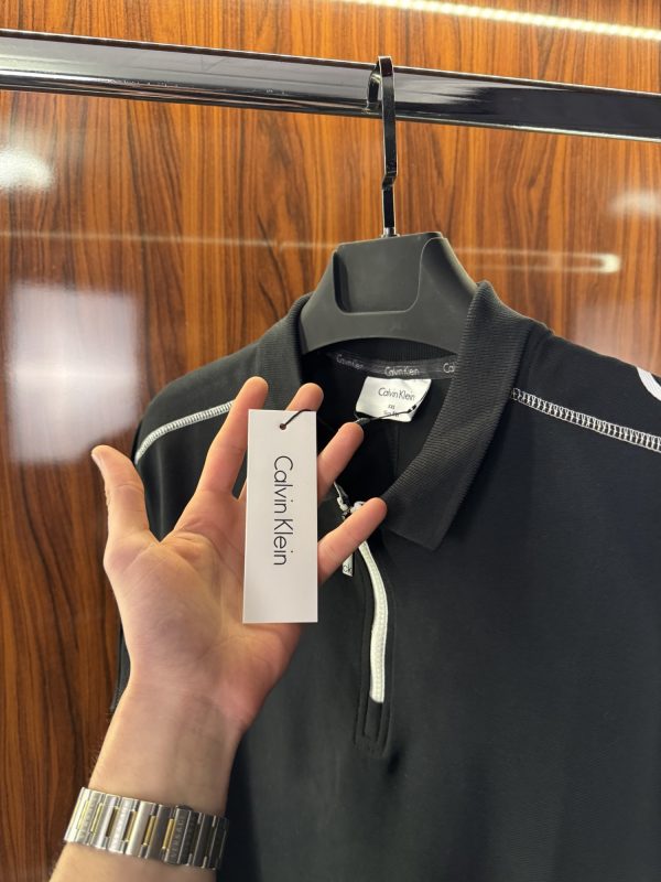 Calvin Klein Omuz Detaylı Polo Yaka | Siyah - Görsel 3
